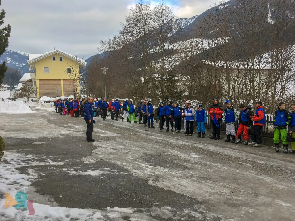 Lange Reihe von Jugendlichen entlang der Straße.